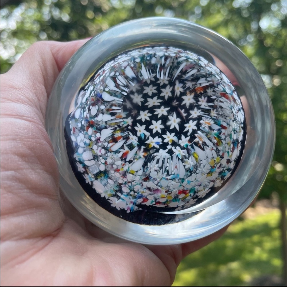 VINTAGE GLASS PAPERWEIGHT W/FLOATING DAISIES - Picture 2 of 12